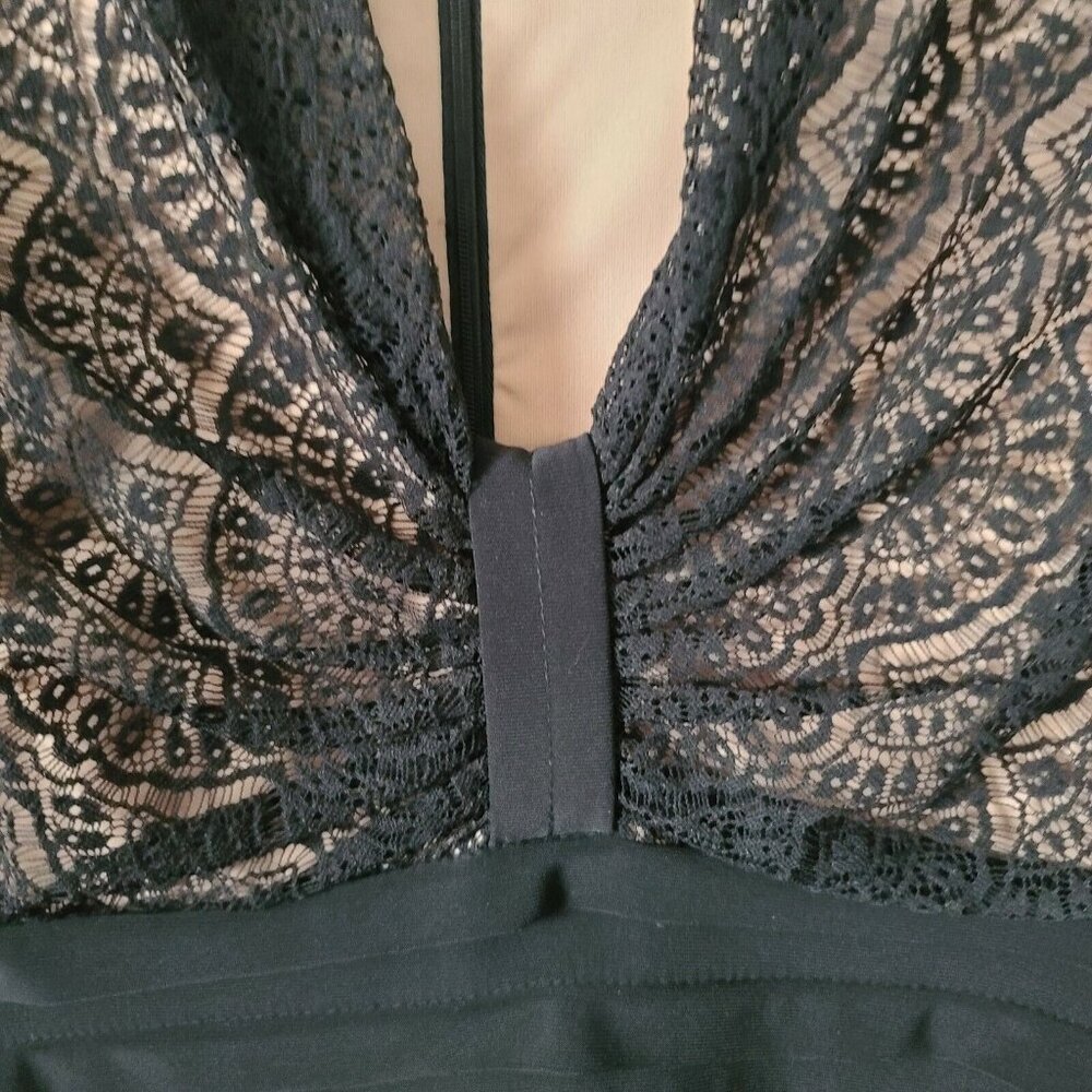 Adrianna Papell Lace Cocktail Dress Black Sz 8 Shutter Pleating Fitted V Neck - Picture 9 of 9
